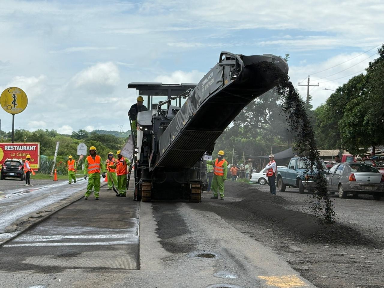 Refuerza SICT la conservación carretera con trenes de repavimentación en Veracruz