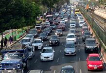 Elimina Sheinbaum decreto de AMLO que regularizó casi 3 millones de vehículos chocolates