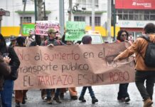 Marchan en Xalapa en contra del aumento al transporte público