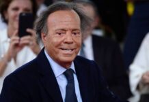Prepara el cantante Julio Iglesias defensa contra acusaciones de abuso sexual de dos ex empleadas
