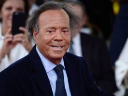 Prepara el cantante Julio Iglesias defensa contra acusaciones de abuso sexual de dos ex empleadas