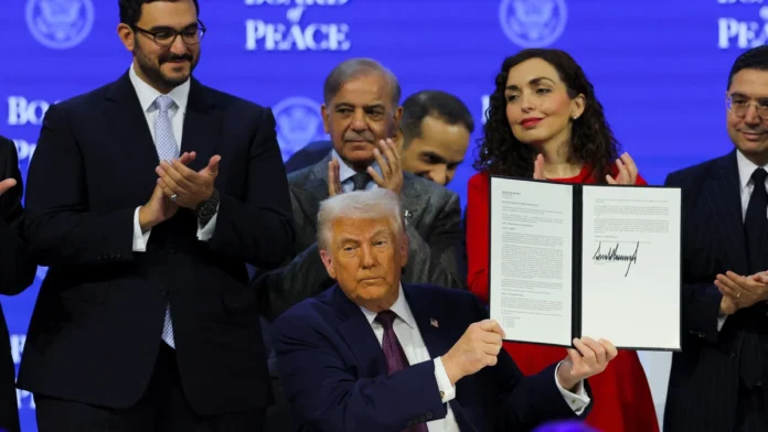 donald-trump-sostiene-carta-firmada-junta-paz_96