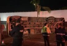 Vuelca autobús en el bulevar Fidel Velázquez; reportan 14 lesionados, cuatro graves