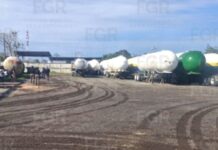 Aseguran más de 82 mil litros de hidrocarburo y 149 vehículos, en cuatro cateos en Minatitlán