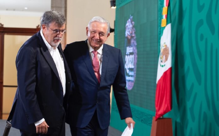 presidente-julio-scherer-ibarra-saliendo