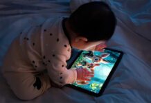 Alertan especialistas que dispositivos digitales alteran el cerebro de bebés