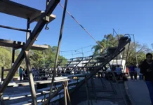 Reporta UV 18 estudiantes lesionados tras caída de gradas en foto oficial de Derecho