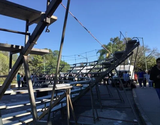 Reporta UV 18 estudiantes lesionados tras caída de gradas en foto oficial de Derecho