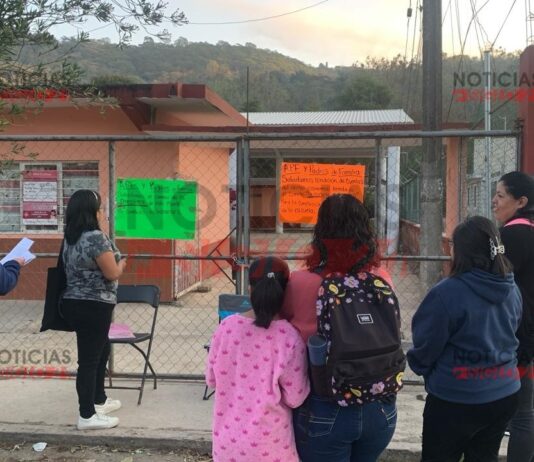 Padres de familia toman primaria en Pacho Viejo y exigen rendición de cuentas de “La Escuela es Nuestra”