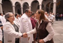 Entrega Rocío Nahle uniformes a personal hospitalario; anuncia compra de 60 ambulancias