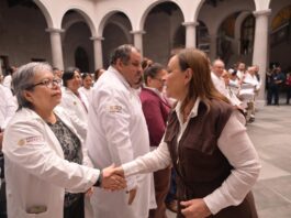 Entrega Rocío Nahle uniformes a personal hospitalario; anuncia compra de 60 ambulancias