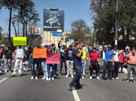 Estudiantes bloquearon la carretera Veracruz–Xalapa para exigir apoyo a deportistas