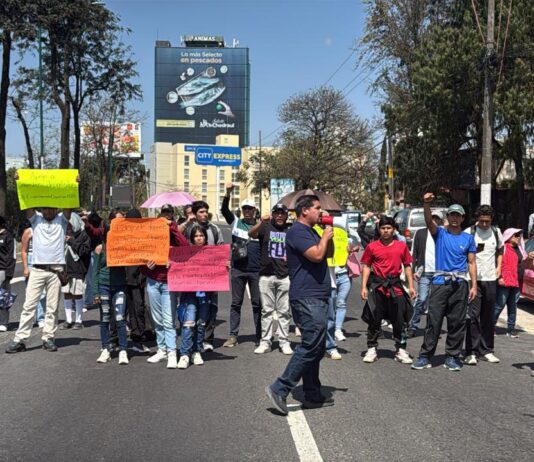 Estudiantes bloquearon la carretera Veracruz–Xalapa para exigir apoyo a deportistas