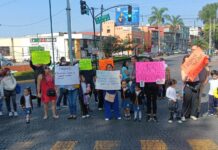 Padres de familia protestan en el centro de Xalapa para exigir entrega de jardín de niños