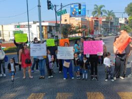 Padres de familia protestan en el centro de Xalapa para exigir entrega de jardín de niños