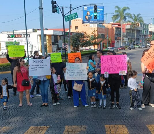 Padres de familia protestan en el centro de Xalapa para exigir entrega de jardín de niños