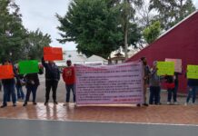 Docentes y padres se manifiestan en la SEV; exigen destitución de supervisores por presuntos abusos