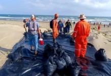 Cuestionan ambientalistas información de autoridades a 23 días del derrame de hidrocarburo