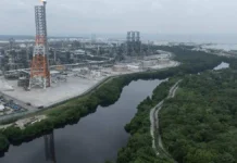 Alertan por presencia de hidrocarburos cerca de refinería Olmeca; restringen navegación en zona de Paraíso