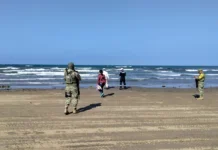 Acusan que autoridades abandonan limpieza de hidrocarburos en playas del sur Veracruz