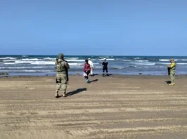 Acusan que autoridades abandonan limpieza de hidrocarburos en playas del sur Veracruz