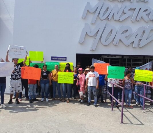 Detienen a dos jóvenes por riña entre porras en Boca del Río; familiares denuncian irregularidades