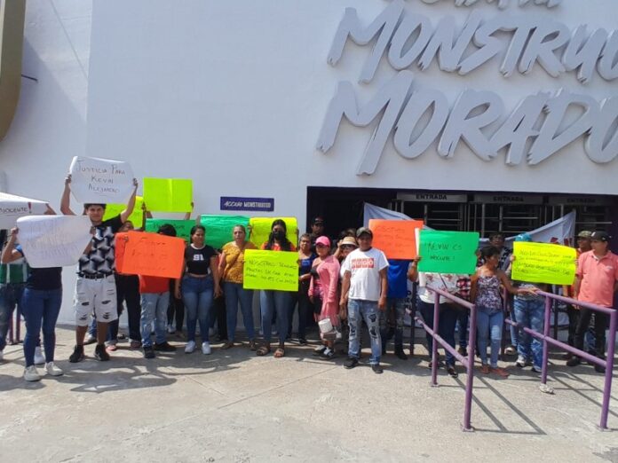 se-manifiestan-familiares-de-detenidos-por-rina-en-racing-boca-del-rio-713414