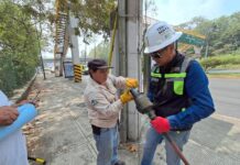 Tras falla en la red de CFE sobre Lázaro Cárdenas, personal del Ayuntamiento realizó las labores de reparación
