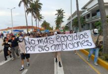 Marchan cientos de veracruzanos para exigir transparencia ante derrame de hidrocarburo