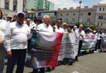 Jubilados y trabajadores de CFE protestan en Xalapa contra reforma; alertan afectaciones a pensiones