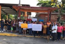 Padres de familia toman primaria en Yanga por falta de maestros