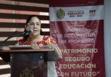 SEV entrega títulos de propiedad a 54 escuelas; destacan planteles con 94 años