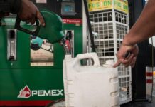 Obliga grupo armado a gasolinero de Minatitlán a confesar que compra huachicol