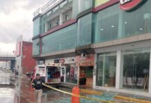 Mujer resulta lesionada tras caída de cristales por la fuerte tormenta de este jueves en Xalapa