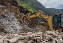 Avanza atención de caminos en Zongolica como parte del programa de reconstrucción carretera