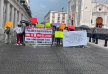 Extrabajadores del Seguro Popular bloquean Enríquez para exigir pago de laudos laborales