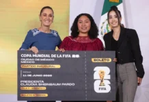 Entrega Sheinbaum boleto para inauguración del Mundial de Futbol a joven veracruzana