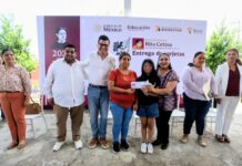 Reciben 738 estudiantes de Xalapa tarjetas Rita Cetina para útiles y uniformes escolares