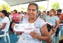 Reciben 289 estudiantes de Tuxpan Beca Rita Cetina