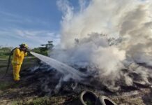 Controlan Bomberos incendio por quema de llantas en Paseo de las Palmas II; continúan labores de enfriamiento