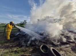 Controlan Bomberos incendio por quema de llantas en Paseo de las Palmas II; continúan labores de enfriamiento