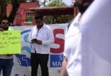 Maestros y jubilados aprovechan visita de Sheinbaum para exigir atención a demandas en Xalapa