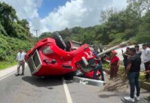 Vuelca tráiler y bloquea ambos sentidos del bulevar Xalapa-Coatepec