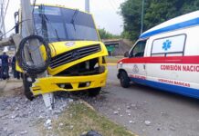 Tres lesionados deja choque de autobús contra postes en Arco Sur, en Xalapa