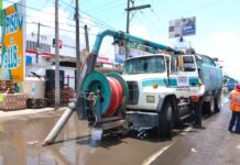 Coadyuva Ayuntamiento de Veracruz para mitigar acumulación de agua en tramo federal a la altura de Las Amapolas