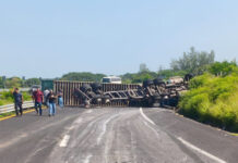 Volcadura de tráiler bloquea circulación en la autopista Veracruz-Cardel