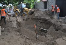 Supervisa Rosa María construcción de drenaje sanitario en Lomas del Vergel
