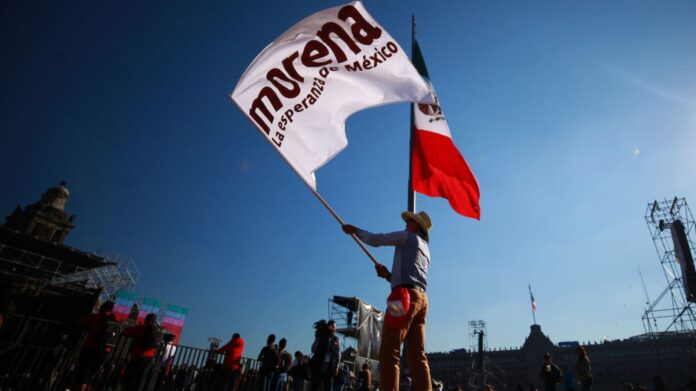 cnne-1718527-morena-bandera-zocalo-2018