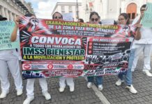 Sindicatos de Salud bloquean el centro de Xalapa; exigen a IMSS-Bienestar resolver 17 demandas